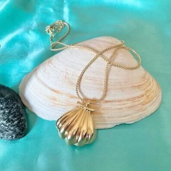 Disney Melody Ariel Locket Seashell Gold Shell Necklace the Little Mermaid Charm - Picture 4 of 4